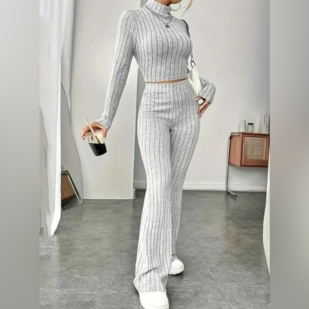 Ribbed Mock-Neck Cropped Top & Flare Pants Set - Light Gray - Picture 2 of 3